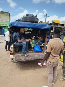 Pendant le chargement de la bâchée à leur gare située à côté du Grand Marché d'Adzopé.