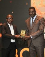 Faustin Ehouman ( à droite ) reçoit le trophée Ebony du meilleur journaliste de Côte d'ivoire en Agro-économie.